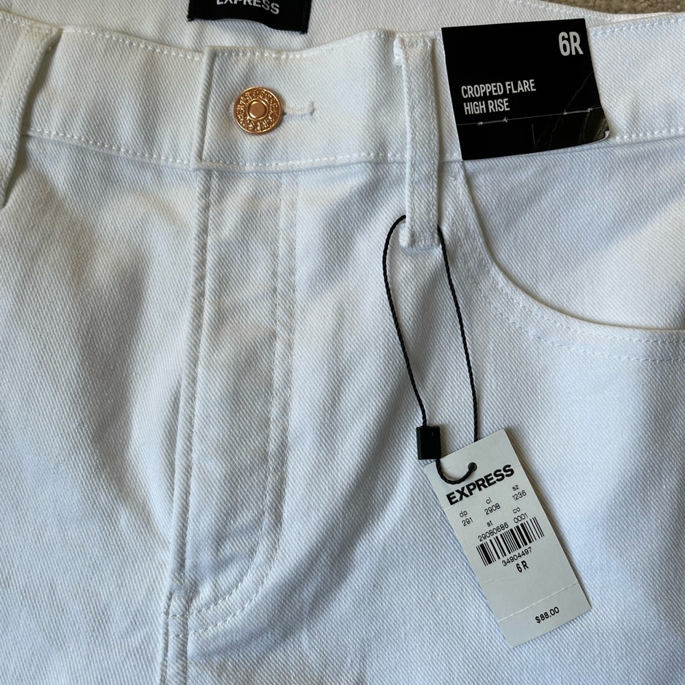 COPY - BRAND NEW - High Rise Cropped Flare white jeans from Express. Size 6.